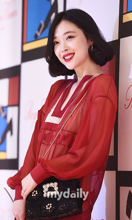 Bài báo: [Độc quyền] Sulli gia hạn hợp đồng cùng SM Entertainment... vẫn chung thủy