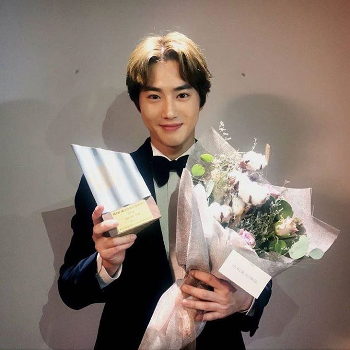 EXO Suho đạt giải Nam diễn viên được yêu thích nhất Lễ trao giải Nhạc kịch Yegreen lần thứ 7 với vai Gwynplaine - người đàn ông có khuôn miệng bị xé rách trong vở “Người Cười” (The Man Who Laughs)