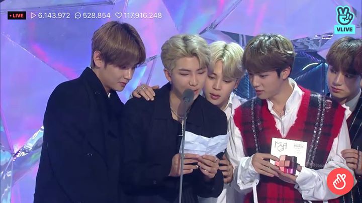 Bang Shi Hyuk thắng Best Producer of the Year tại #MGA2018. BTS thay mặt PD nim gửi lời phát biểu