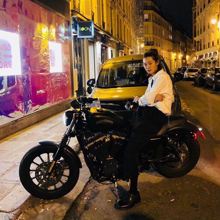 Jung Joon Young cưỡi mô tô trước cửa nhà hàng Hàn Quốc “Maison de Corée” do mình mới mở ở Paris