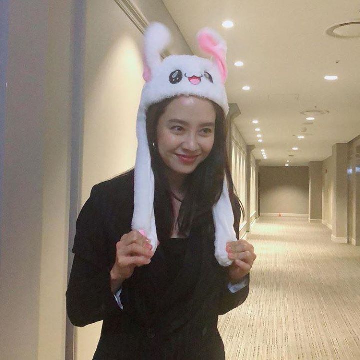 Song Ji Hyo xì tin dâu với chiếc mũ thỏ do fan tặng