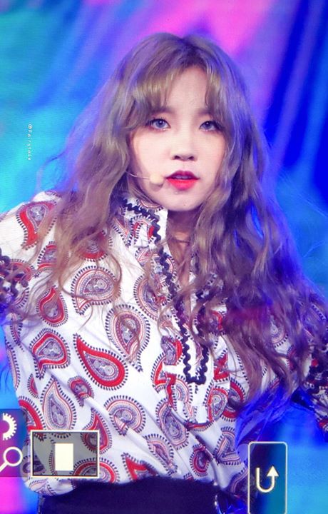 (G)I-DLE Yuqi mới nhuộm tóc vàng và đeo lens xanh