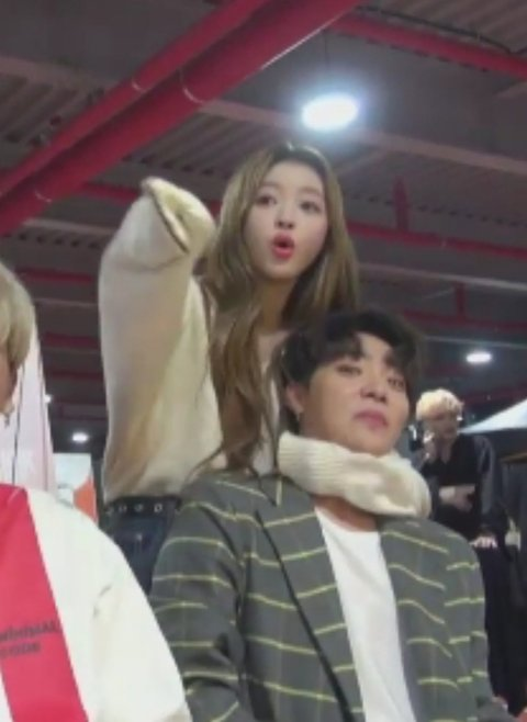 [Pann] Mối quan hệ của các idol bị phơi bày trực tiếp qua V-App