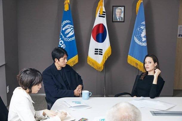 Bài báo: Jung Woosung và Angelina Jolie thảo luận về cách quản lý người tị nạn Yemen tại Hàn Quốc