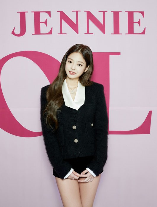 Bài báo: Jennie, "Yang Hyun Suk nhắn nhủ em, 'hãy đè bẹp tất cả' với lần solo này"