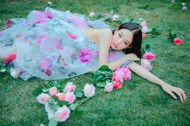 Bài báo: Jennie 'SOLO' đạt #1 trên bảng xếp hạng quốc tế... nghệ sỹ solo nữ 'đầu tiên'