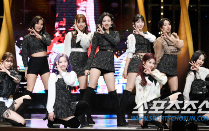 Pann: Màn biểu diễn của Twice tại Lễ trao giải Rồng Xanh, nhìn từ phía sau
