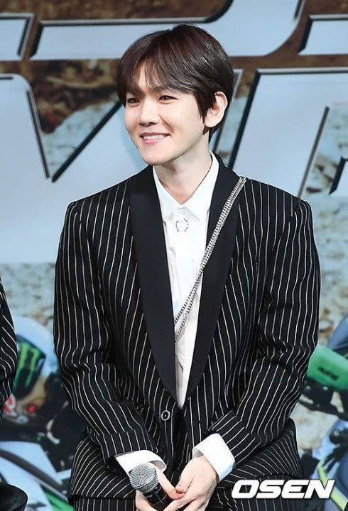 Bài báo: "Đừng mua album cho bọn anh nữa, hãy mua cho mình một chiếc áo khoác thật ấm nhé" EXO Baekhyun lại khiến fan tan chảy với tình yêu dành cho fan