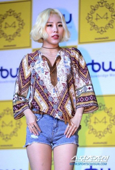 Bài báo: Mamamoo Wheein lên tiếng về scandal lừa đảo của bố mình “Từ khi bố mẹ li hôn không hề liên lạc gì với ông... Tôi sẽ cố gắng giải quyết”