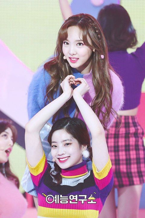 Pann: Nghi vấn bất hòa giữa Nayeon và Dahyun