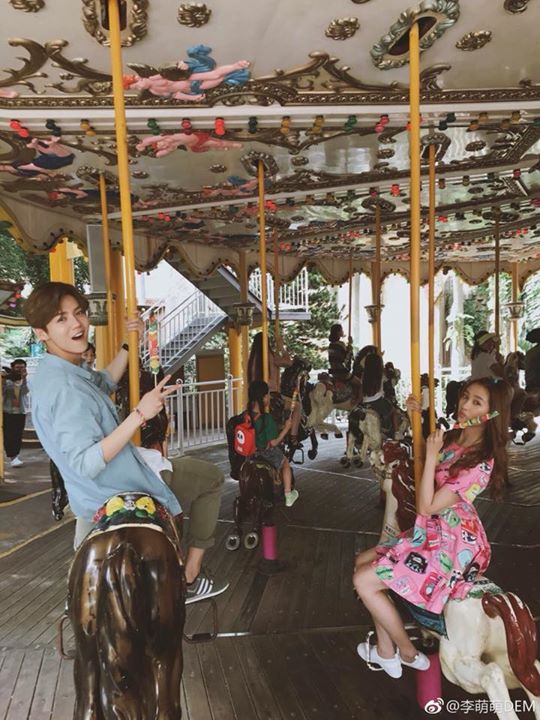 Theo tin tr&ecirc;n Weibo, sau khi Luhan c&ocirc;ng khai chuyện t&igrave;nh cảm với bạn g&aacute;i Quan Hiểu Đồng, một số fan cuồng đ&atilde; cắt cổ tay chảy m&aacute;u, đ&ograve;i nhảy lầu tự s&aacute;t. H&igrave;nh ảnh đăng tải một chiếc xe cứu thương xuất hiện ở Đại học T&acirc;y An, chưa r&otilde; t&igrave;nh trạng bệnh nh&acirc;n. Thậm