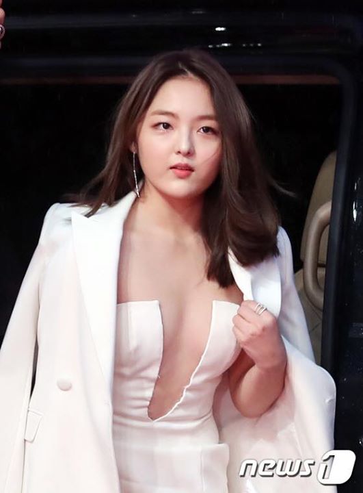 Nữ diễn viên nhí một thời Seo Shin Ae (1998) lên top Naver khi mặc bộ váy hở bạo đi dự Liên hoan phim Quốc tế Busan lần thứ 22.