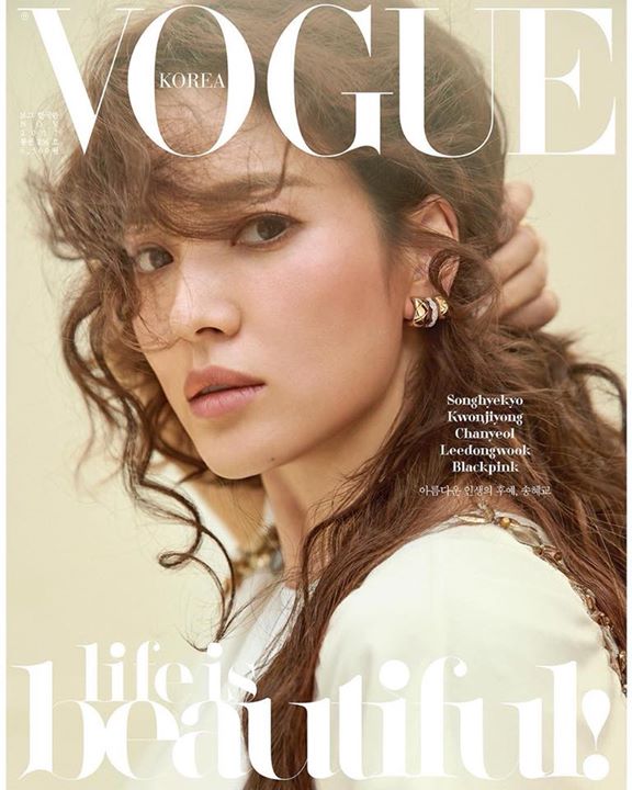 “Cô dâu sắp cưới” Song Hye Kyo trên bìa tạp chí Vogue phát hành tháng 11 năm nay. Nữ diễn viên sẽ lên xe hoa về nhà chồng, bạn diễn Song Joong Ki cuối tháng 10 này bằng đám cưới diễn ra tại khách sạn Shilla.