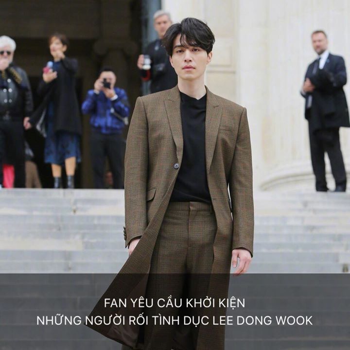 “Thần chết” Lee Dong Wook đã xuất hiện lịch lãm tại show thời trang của Givenchy trong bộ suit nâu bảnh bao cùng áo thun đen. Tuy nhiên, khi những bức ảnh được chia sẻ lên Facebook đã nhận được những bình luận quấy rối khiếm nhã. Có rất nhiều người đã bìn