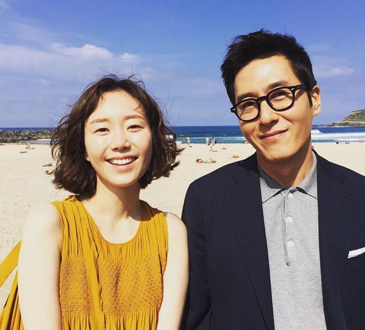 Lee Yoo Young, bạn g&aacute;i k&eacute;m 17 tuổi của nam diễn vi&ecirc;n qu&aacute; cố Kim Joo Hyuk đang quay được một nửa chương tr&igrave;nh &ldquo;Running Man&rdquo; ở Busan l&uacute;c tai nạn xảy ra. Nhận được tin dữ, c&ocirc; đ&atilde; bị sốc v&agrave; phải ngừng quay phim. Kim Joo Hyuk từng chia sẻ rằng m&igrave;nh muốn tổ chức