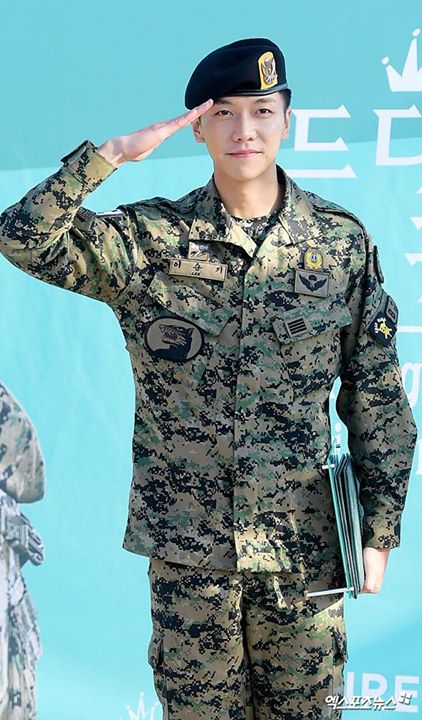 Lee Seung Gi chính thức xuất ngũ sáng nay. Anh là nghệ sĩ Hàn Quốc hiếm hoi từng phục vụ tại Ban Thông tin Tình báo Đặc biệt thuộc lữ đoàn Tác chiến Trên không 13 SWC của Bộ Chỉ huy Chiến tranh Đặc biệt Hàn Quốc #WelcomeBackLeeSeungGi