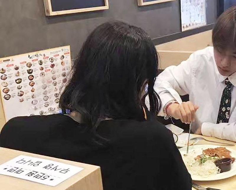 V của BTS hẹn hò với cô gái bí ẩn
