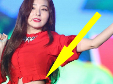 Seulgi (Red Velvet) lấp ló vòng eo săn chắc khi biểu diễn