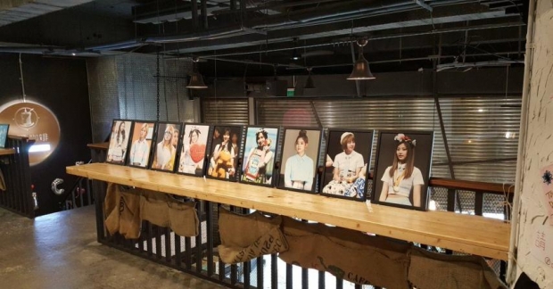 Fan biến tiệm cafe của mẹ Tzuyu (TWICE) theo phong cách TWICE mà ONCE nào cũng muốn tới thăm