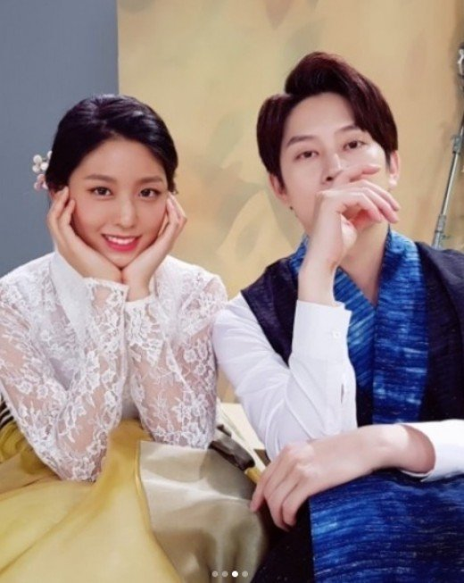 Bài báo: 'Trai xinh ngồi cạnh gái xinh' Seolhyun x Kim Heechul, đẹp trai xinh gái trong bộ đồ hanbok