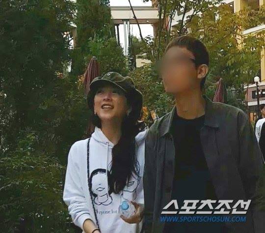 Bài báo: [Độc quyền] Cựu thành viên KARA Kang Jiyoung bị bắt gặp trong buổi hẹn hò Chuseok ngọt ngào với một người đàn ông điển trai 