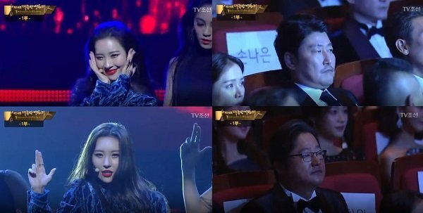 Bài báo: Bắt gặp biểu cảm của Song Kang Ho và Kwak Do Won trong phần trình diễn của Sunmi tại Grand Bell Awards 