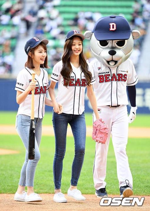 IZ*ONE Jang Won Young và Miyawaki Sakura giao và đập bóng mở màn trận thi đấu bóng chày giữa Doosan Bears và LG Twins