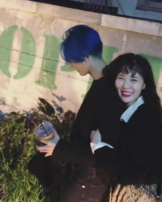 HyunA lập tức đăng video tung tăng xách váy đi chơi và ôm bạn trai E’Dawn sau khi chính thức rời Cube