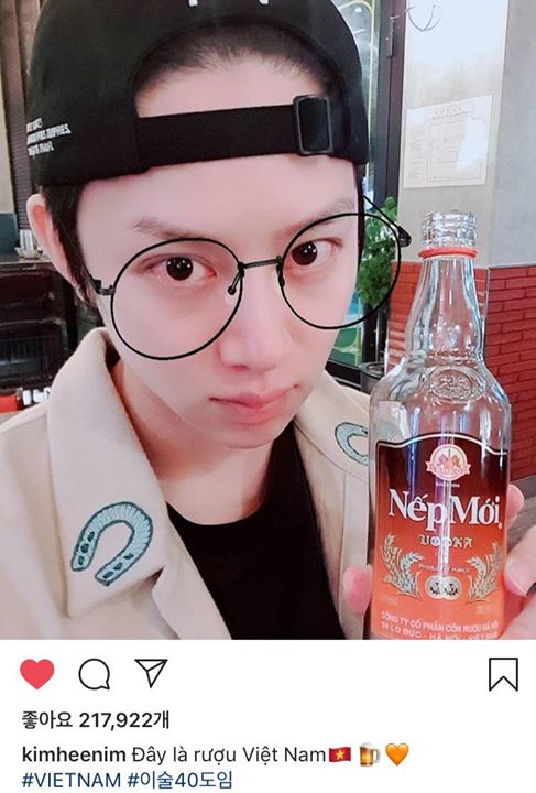 Super Junior Heechul cầm trên tay chai Nếp Mới: 