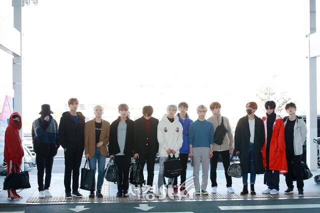 SEVENTEEN tại sân bay khởi hành sang Việt Nam biểu diễn cho đêm nhạc V Heartbeat