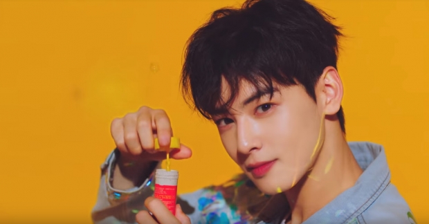 "Nam thần truyện tranh" Cha Eun Woo kết hợp với "thành viên hụt của GOT7" trong MV âm nhạc toàn các mỹ nam