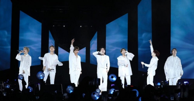 Thời báo danh tiếng "New York Times" ca ngợi concert của BTS: "Nụ cười của fan còn sáng hơn bất cứ ánh đèn nào trên thế giới" 