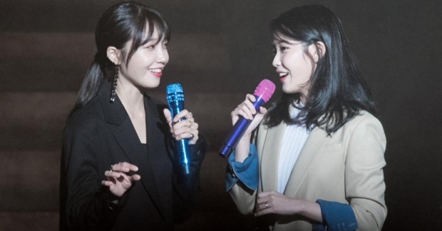 "Nữ hoàng nhạc số" IU ghé thăm concert solo của Eun Ji: "Eun Ji rất thân thiện và đối xử ân cần với tôi."