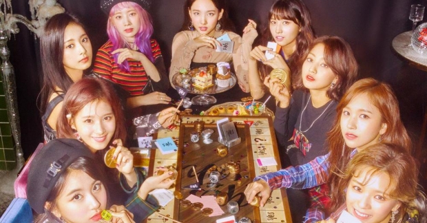 TWICE tung ảnh mang cảm giác kỳ ảo nhá hàng comeback khiến fan phấn khích