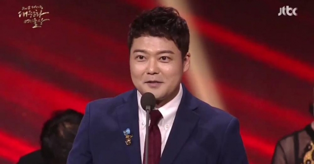  MC nổi tiếng Jun Hyunmoo vì mừng rỡ khi gặp BTS ở phòng chờ nên không thể tập trung cho bài phát biểu nhận giải