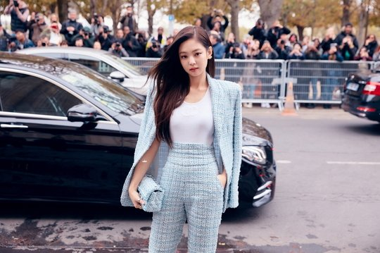 Bài báo: Black Pink Jennie tại show Chanel trong khuôn khổ Tuần lễ thời trang Paris, nhan sắc thu hút mọi ánh nhìn