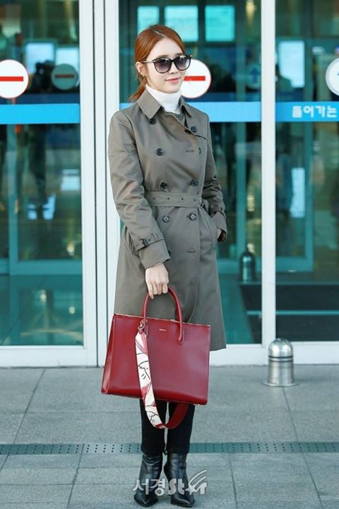 Bài báo: Yoo In Na "tạo dáng khoe chiếc túi!" (thời trang sân bay)
