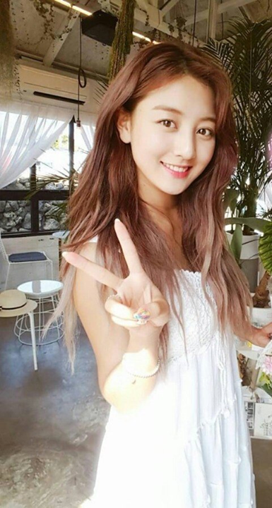 Pann: Jihyo lớn quá Ok Taecyeon và Im Seulong nhìn không ra ㅋㅋㅋㅋ