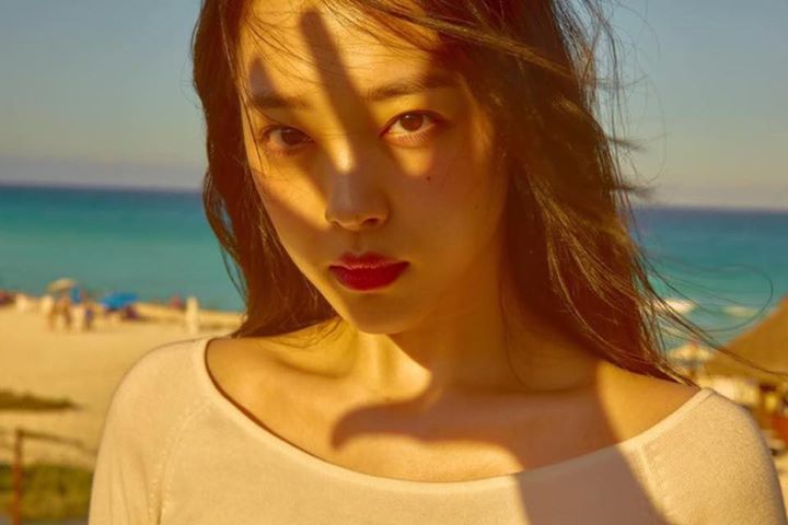 Bài báo: 'Jinri Store' Sulli trải lòng, "Tôi từng có cảm giác chỉ có mình mình trên cuộc đời này, tôi là kẻ cô đơn"