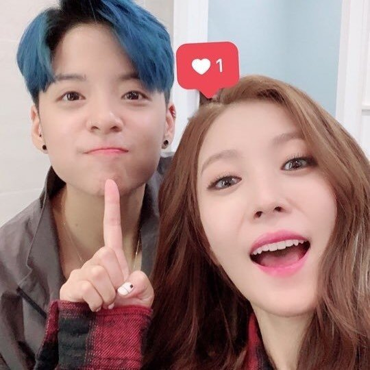 Bài báo: Amber ủng hộ BoA trong phòng chờ "Nuna em yêu chị"