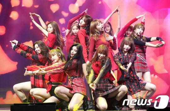 Bài báo: “Chúng em sẽ tiếp bước IOI và Wanna One” Lời hứa màu-hoa-hồng và màn debut của IZ*ONE