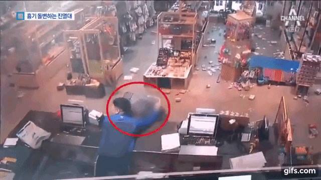 Instiz: Hành động của nhân viên cửa hàng văn phòng phẩm trong trận động đất Pohang