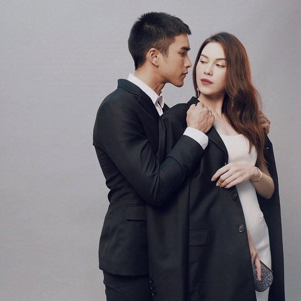 Cụ gi&aacute;o v&agrave; Mợ chảnh trong drama remake "V&igrave; Sao Đưa Anh Tới" phi&ecirc;n bản Th&aacute;i Lan do nam diễn vi&ecirc;n Nadech Kugimiya (1991) v&agrave; nữ diễn vi&ecirc;n Matt Peranee (1989, người Th&aacute;i lai Na Uy) thủ vai.