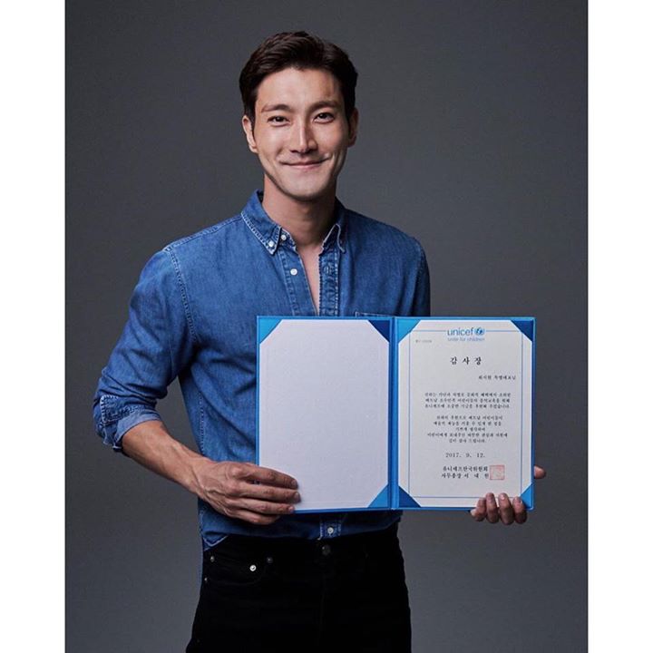 Super Junior Choi Siwon được nhận bằng khen của UNICEF nhờ những đóng góp của mình cho các hoạt động vì trẻ em. Siwon được chọn là đại sứ UNICEF tại Hàn Quốc từ năm 2015. Mới đây anh cũng vừa tham gia dự án từ thiện Smile U do SM Entertaiment và UNICEF ph