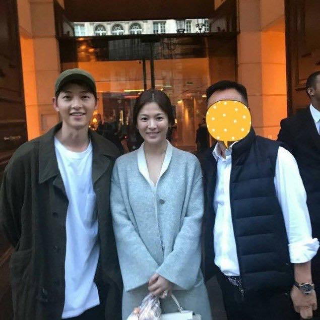 Song Joong Ki và Song Hye Kyo tại Paris, Pháp để mua đồ chuẩn bị cho hôn lễ. Trước đó cặp đôi đã sang Mỹ chụp ảnh cưới.