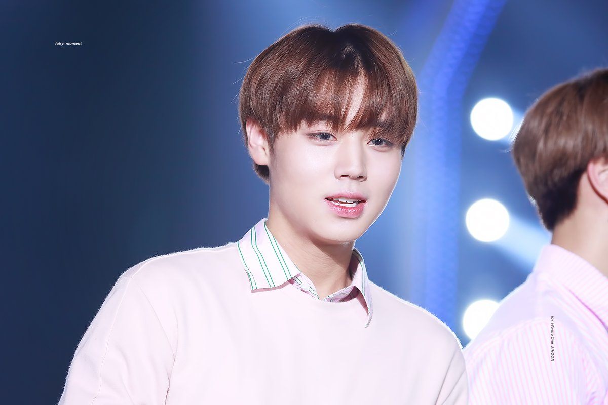 Jihoon của Wanna One lần đầu đeo kính áp tròng có màu