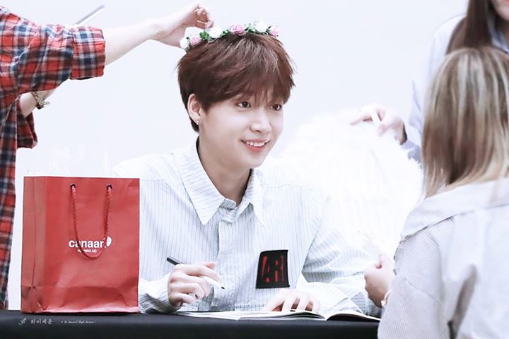 Pann: Thái độ gây shock của một idol tân binh ở fansign ㄷㄷㄷㄷㄷㄷ