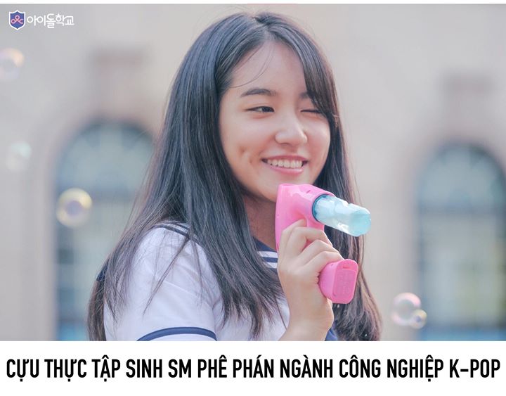 Seo Herin (2002), cựu SM Rookies từng tham gia show sống còn “Idol School” bất ngờ lên tiếng trên Twitter cá nhân @HerinSeo: “Tôi sẽ không bao giờ ủng hộ một hệ thống phân biệt đối xử giới tính, nhục mạ về cân nặng, tẩy não và hủy hoại cả lớp trẻ lẫn ngườ