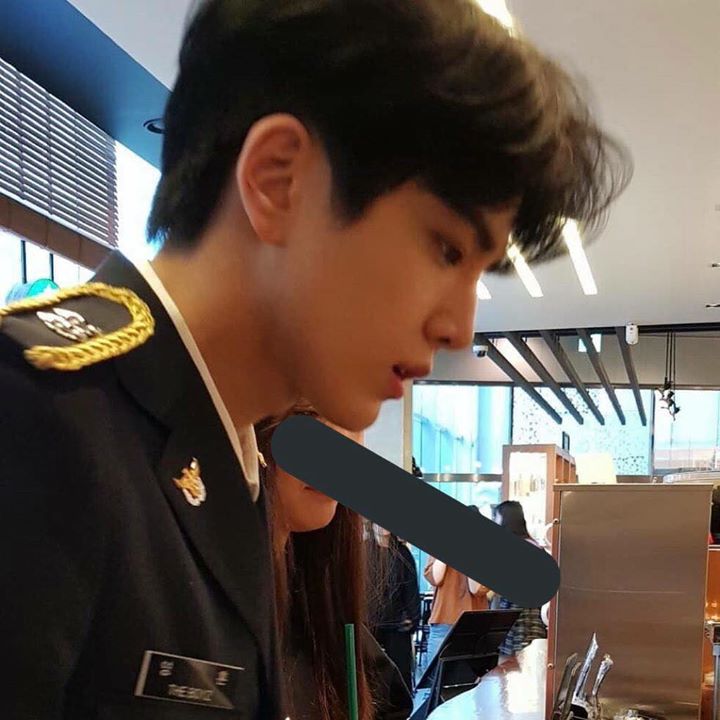 THE BOYZ Young Hoon mặc nguyên cảnh phục đến Starbucks mua cà phê