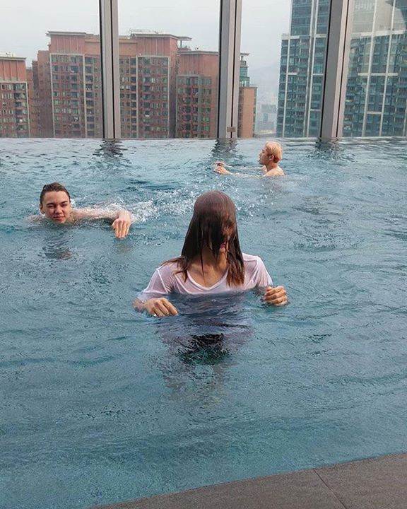 SEVENTEEN Vernon, Woozi đi bơi cùng cô gái lạ mặt